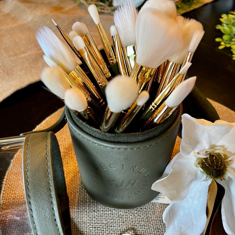 KJH 25 piece brush set (minus 1)